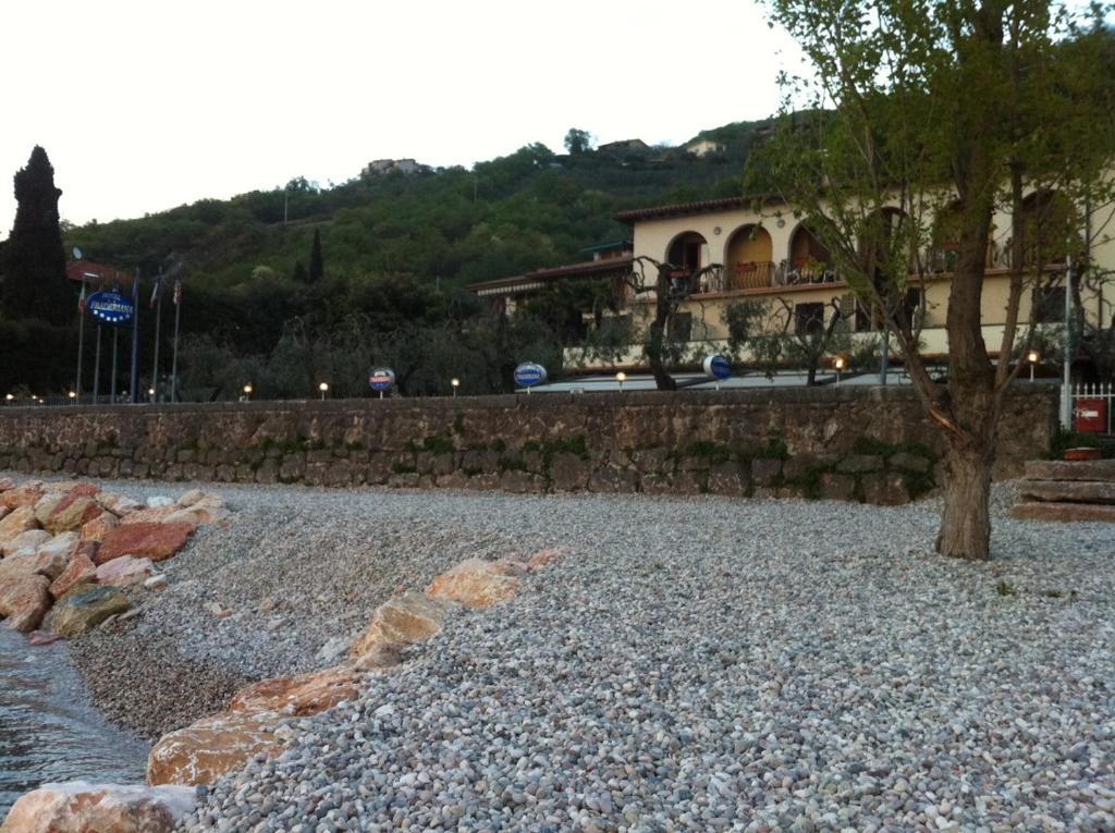 Hotel Fraderiana Torri del Benaco Kültér fotó